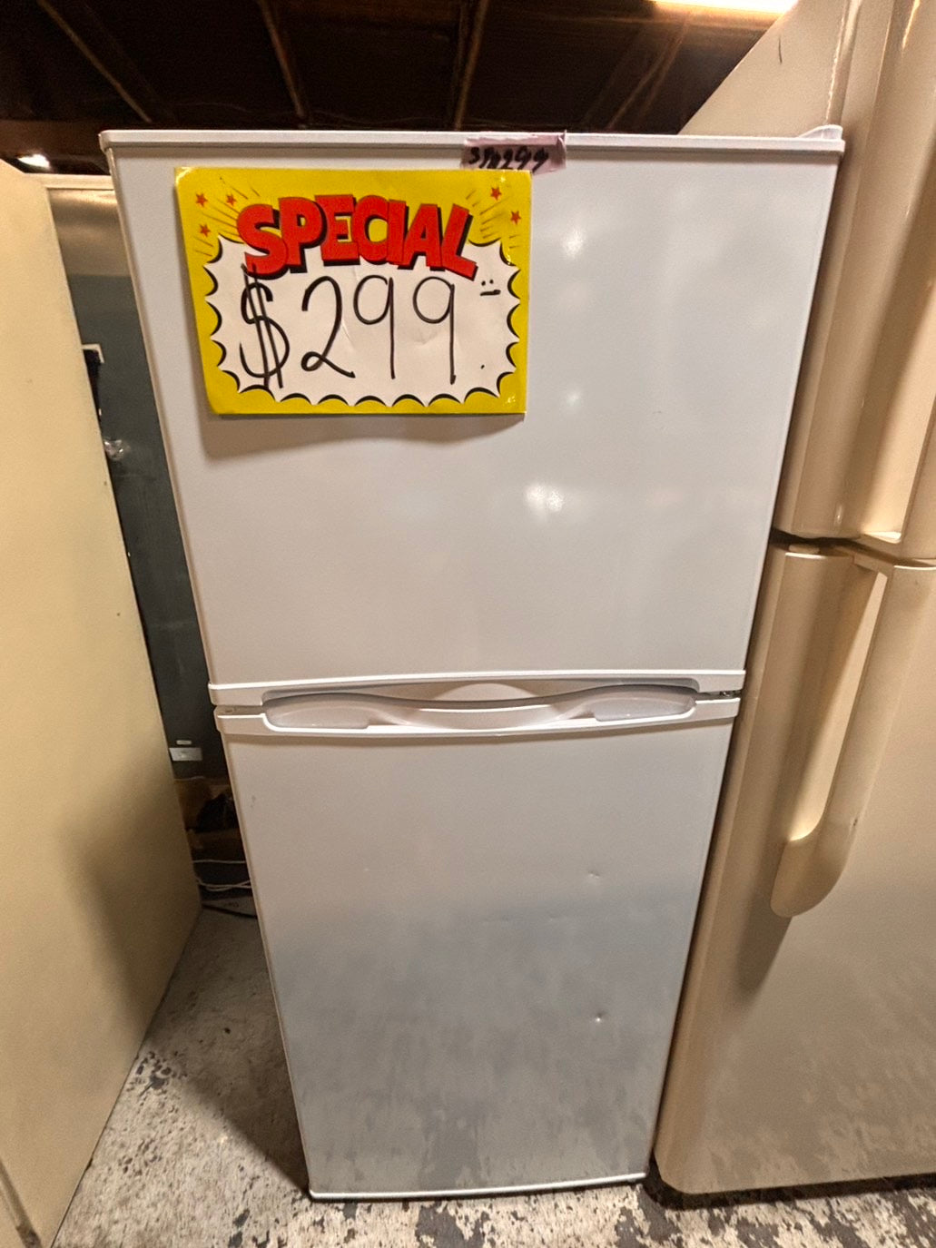 >*top freezer refrigerator working 💯 white color  24" used ,refurbished #RSA5DB
