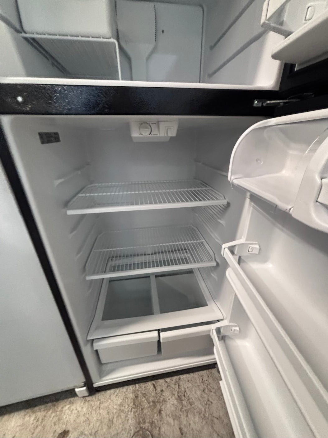 }28”w x 68 1/2h. Whirlpool  top freezer fridge with ice 🧊 maker inside ,black  working 💯  used-refurbished #FT67SRB