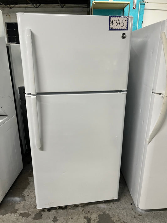 *Used Ge 31”Top freezer refrigerator in white#RFGE12B