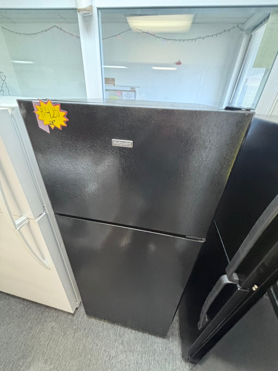 >Hot point  28”top freezer fridge black used-refurbished #HJX13B