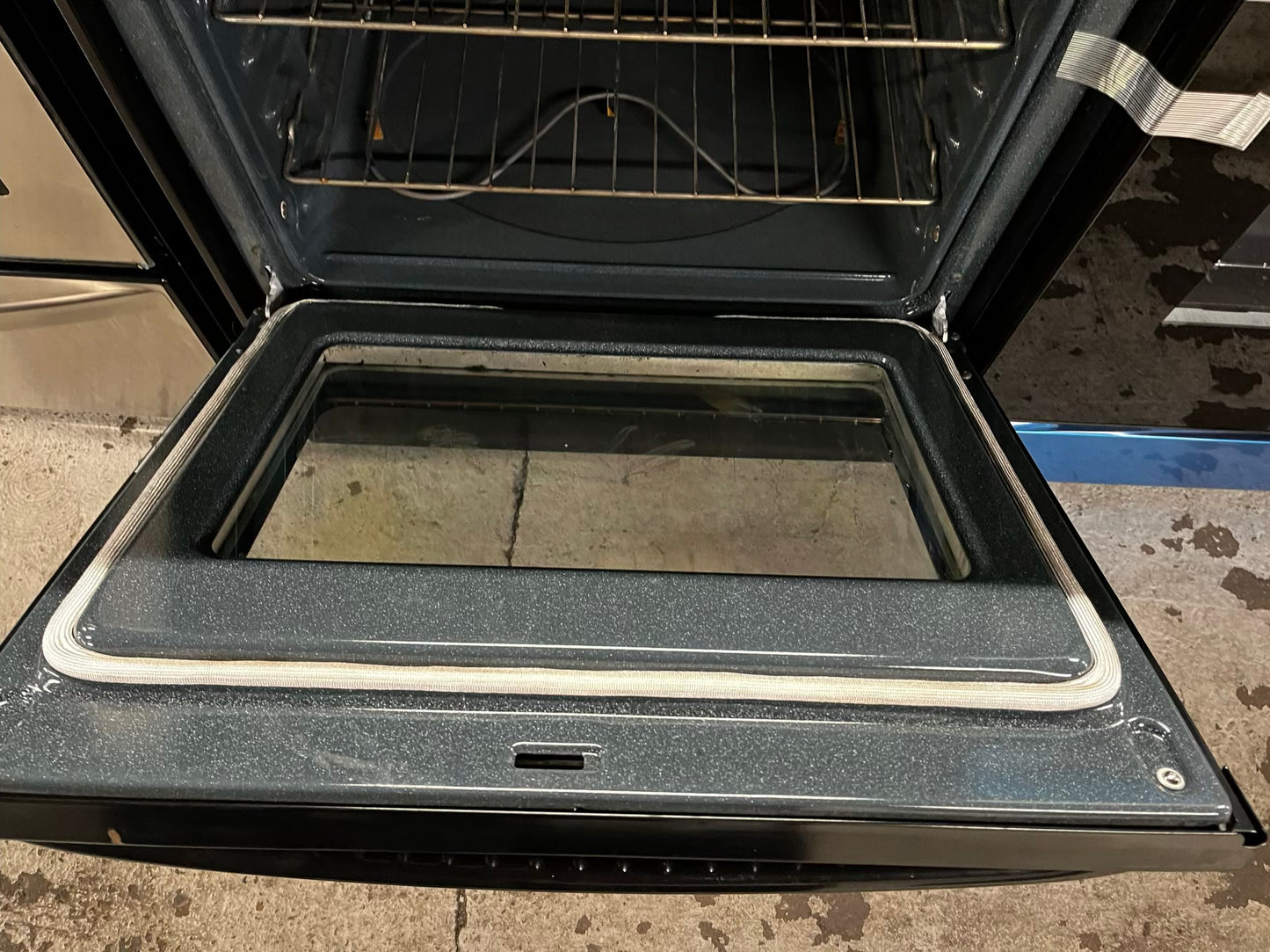 • GE glass top electric range 220v 4 burner Refurbished in black bake Broil hi/lo self clean  30" #ER3232AB