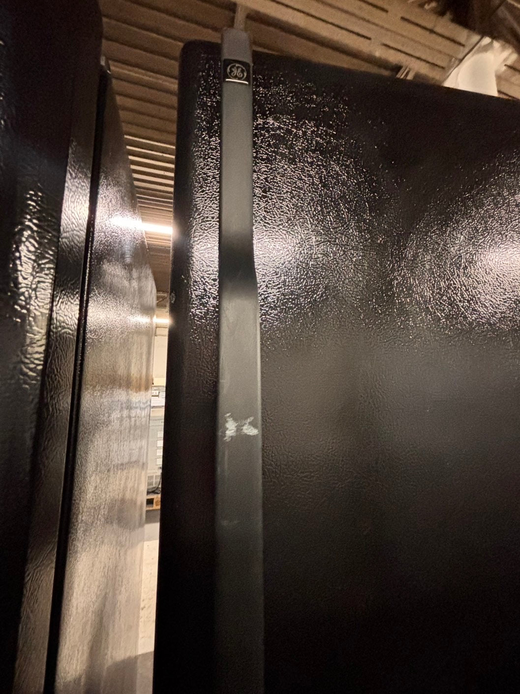 >GE 33” Top freezer fridge with ice maker inside ,black refurbished #RFTY3HB