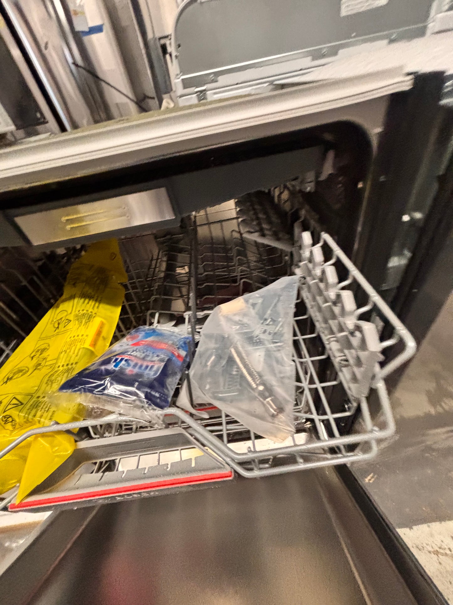 >Bosch  800 Series 24 in. Stainless Steel Top Control Tall Tub Bar Handle 42 dBA Dishwasher with Stainless Steel Tub Stock number #BCDF33B