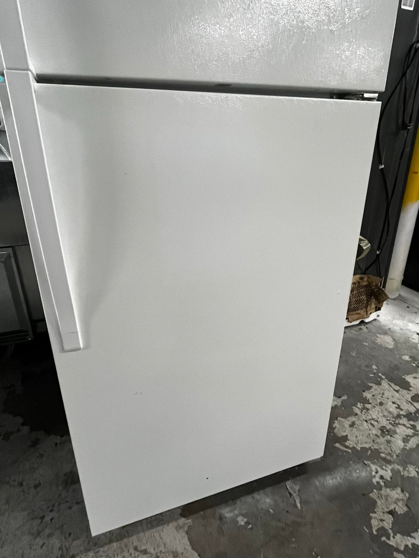 *Whirlpool top freezer refrigerator in white 28” used - refurbished #RF166HB
