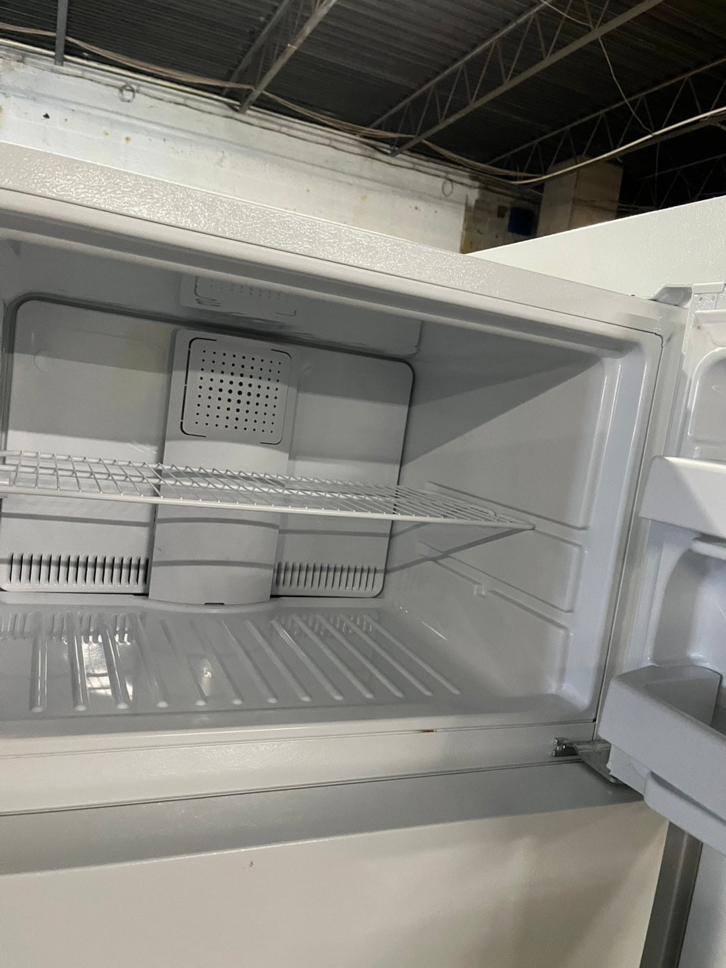 = Hot point  28”top freezer fridge off white used-refurbished #RFHP289B
