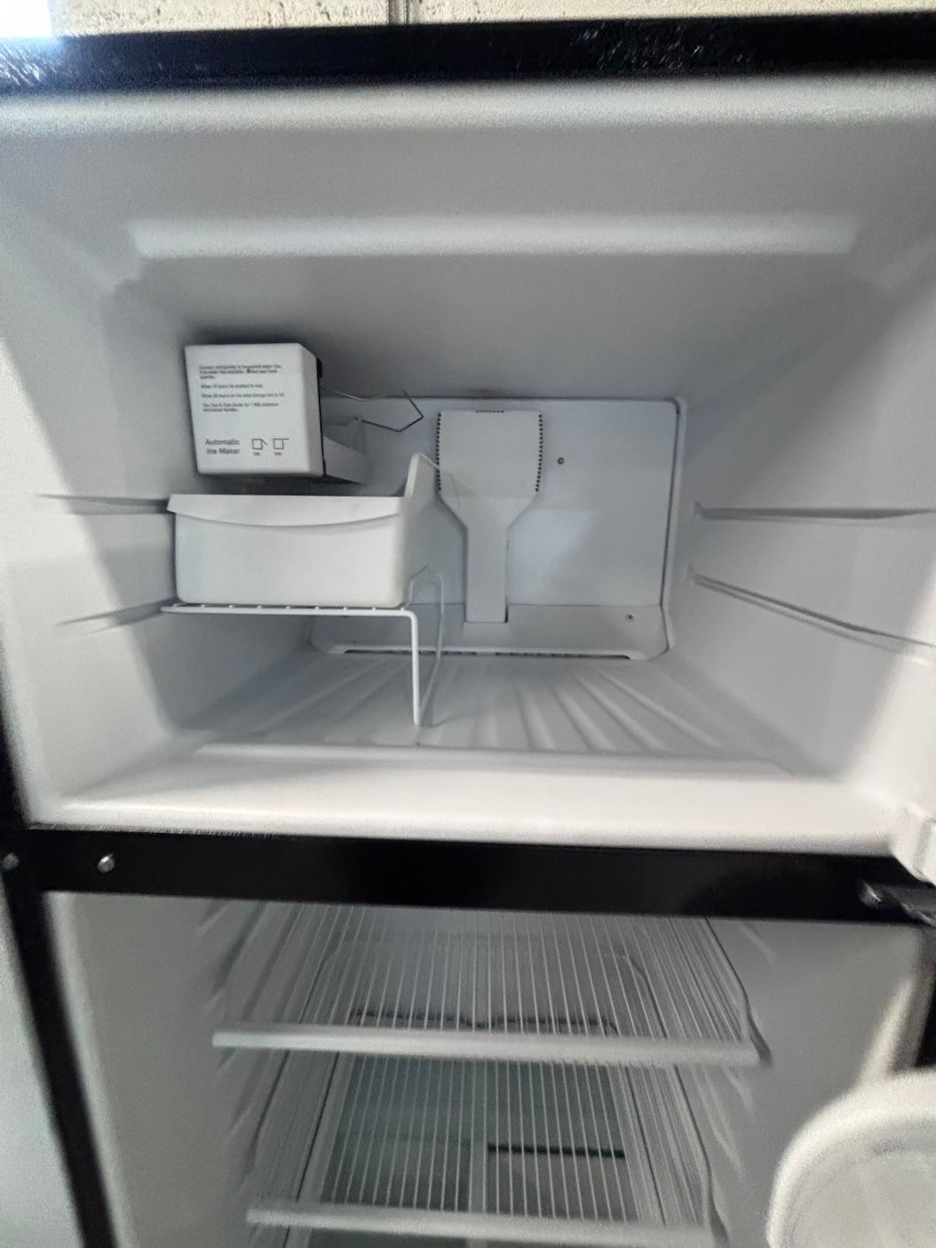 }28”w x 68 1/2h. Whirlpool  top freezer fridge with ice 🧊 maker inside ,black  working 💯  used-refurbished #FT67SRB