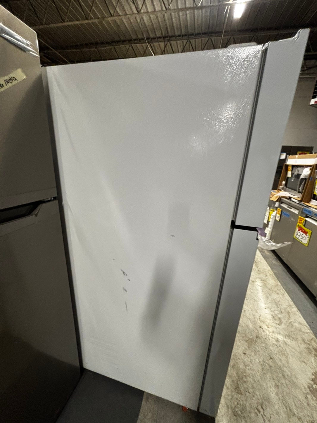 >new scratch and dent -Open box 📦.  This 28 inch freestanding top freezer refrigerator has a generous 18 cu. ft. of space, perfect for storing groceries. The Multi-Air Flow system maintains ideal humidity and temperature levels, keeping your food #RFG18B