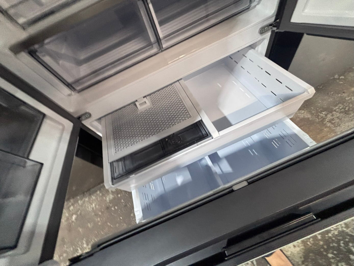 } new costumer returns ,Samsung Samsung - 36” Wide x 69h x 30.1/2 depth    , BESPOKE 30 cu. ft. 3-Door French Door Smart Refrigerator with Beverage Center - White Glass #RSZQX4B