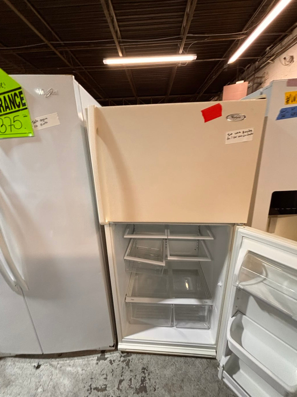 }}clearance 🔥whirlpool off white 30”x 66”heigth x 29depth 18cu.ft top freezer refrigerator (missing 1 leg )          used refurbished working 💯 with warranty #TFBZ76B