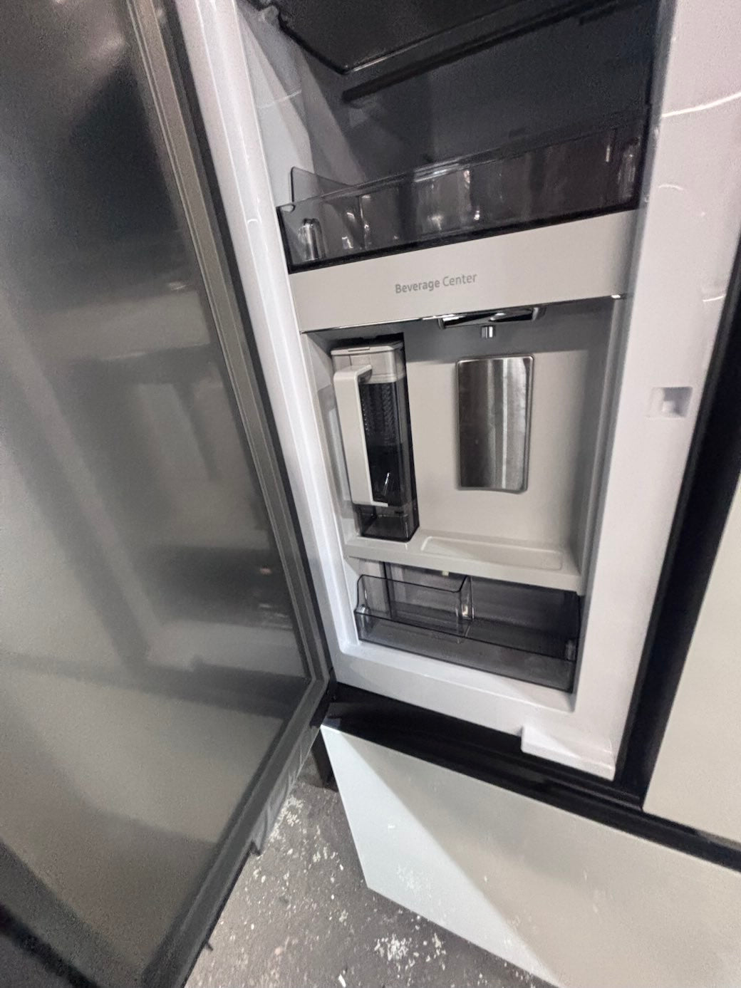 } new costumer returns ,Samsung Samsung - 36” Wide x 69h x 30.1/2 depth    , BESPOKE 30 cu. ft. 3-Door French Door Smart Refrigerator with Beverage Center - White Glass #RSZQX4B