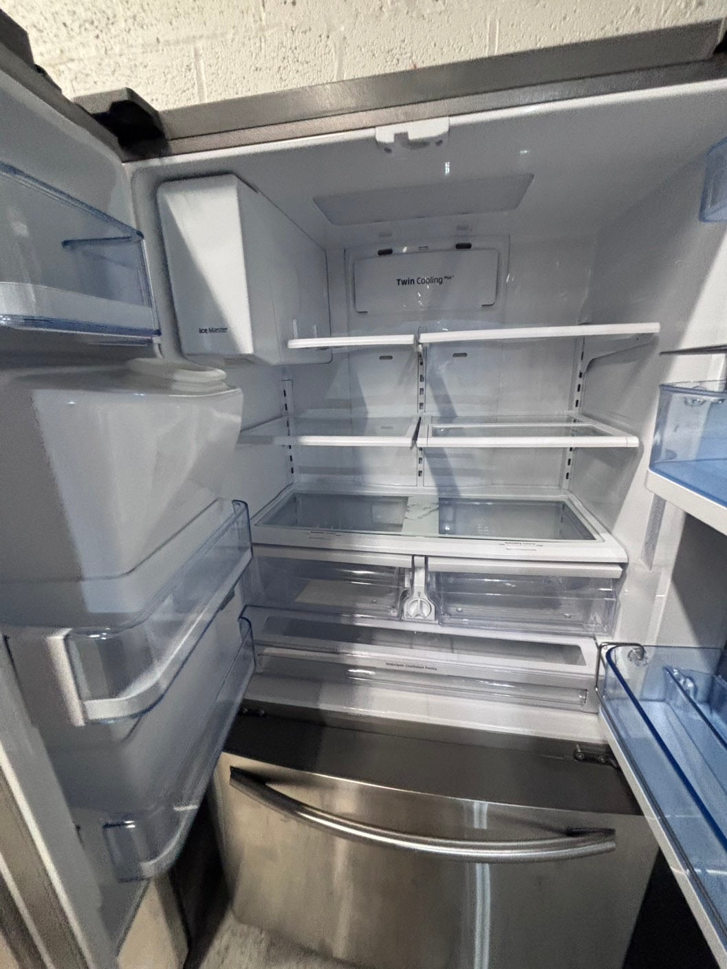 >*36”samsung counter depth French doors  fridge  stainless steel (ice maker & water doesn’t work) doesn’t affect on the others functions. 36” #SA24MAB