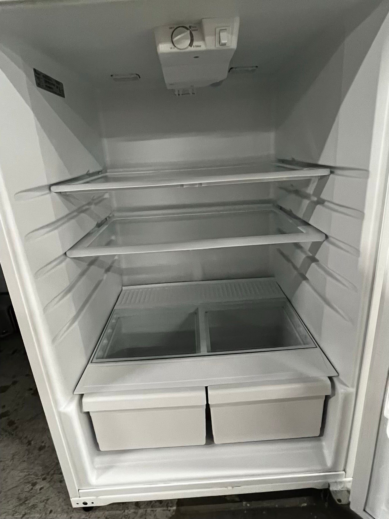 *Whirlpool top freezer refrigerator in white 28” used - refurbished #RF166HB