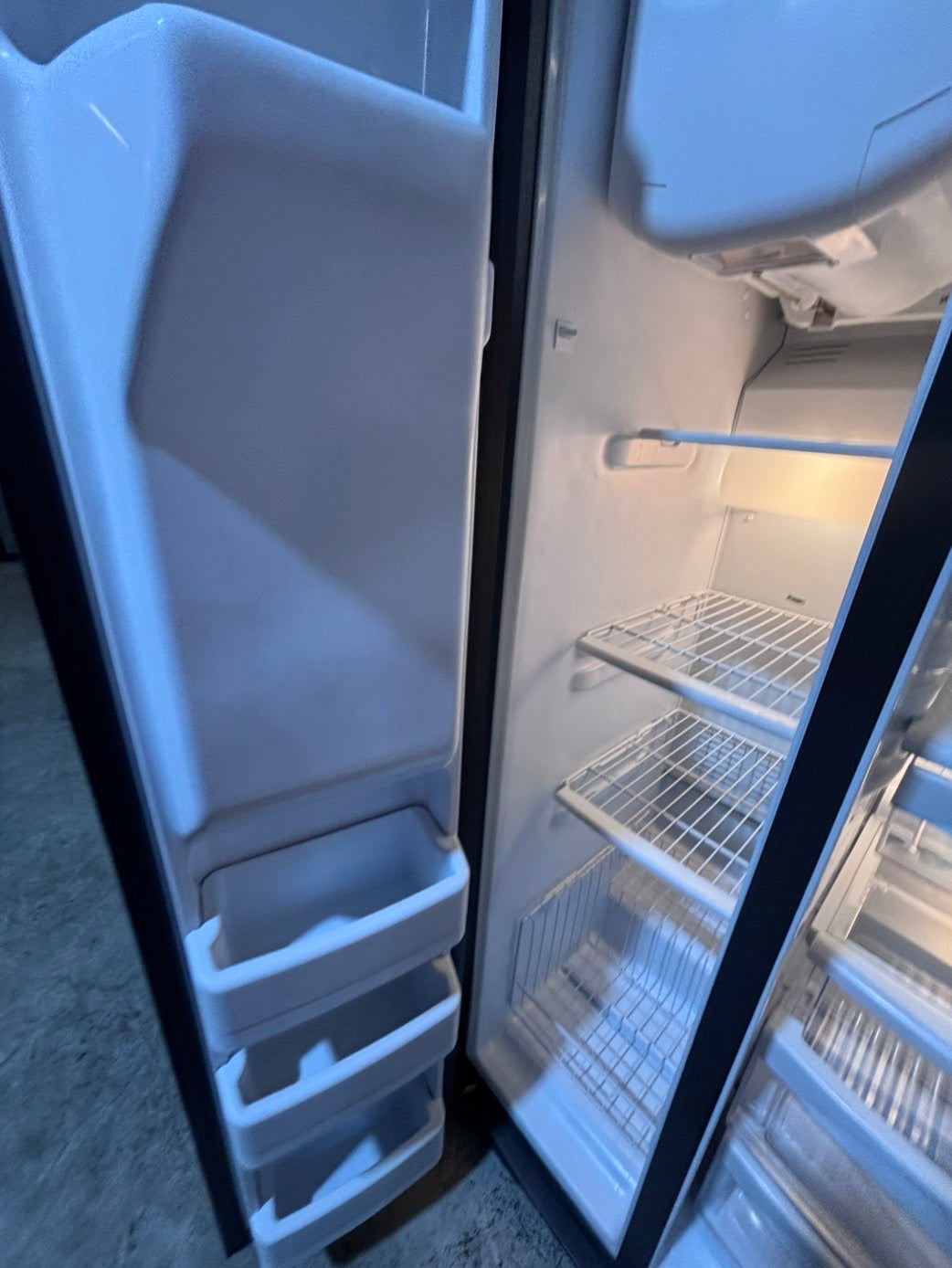 >>36” GE side by side Refrigerator and freezer stainless steel w/ice water dispenser 36” #AR243B