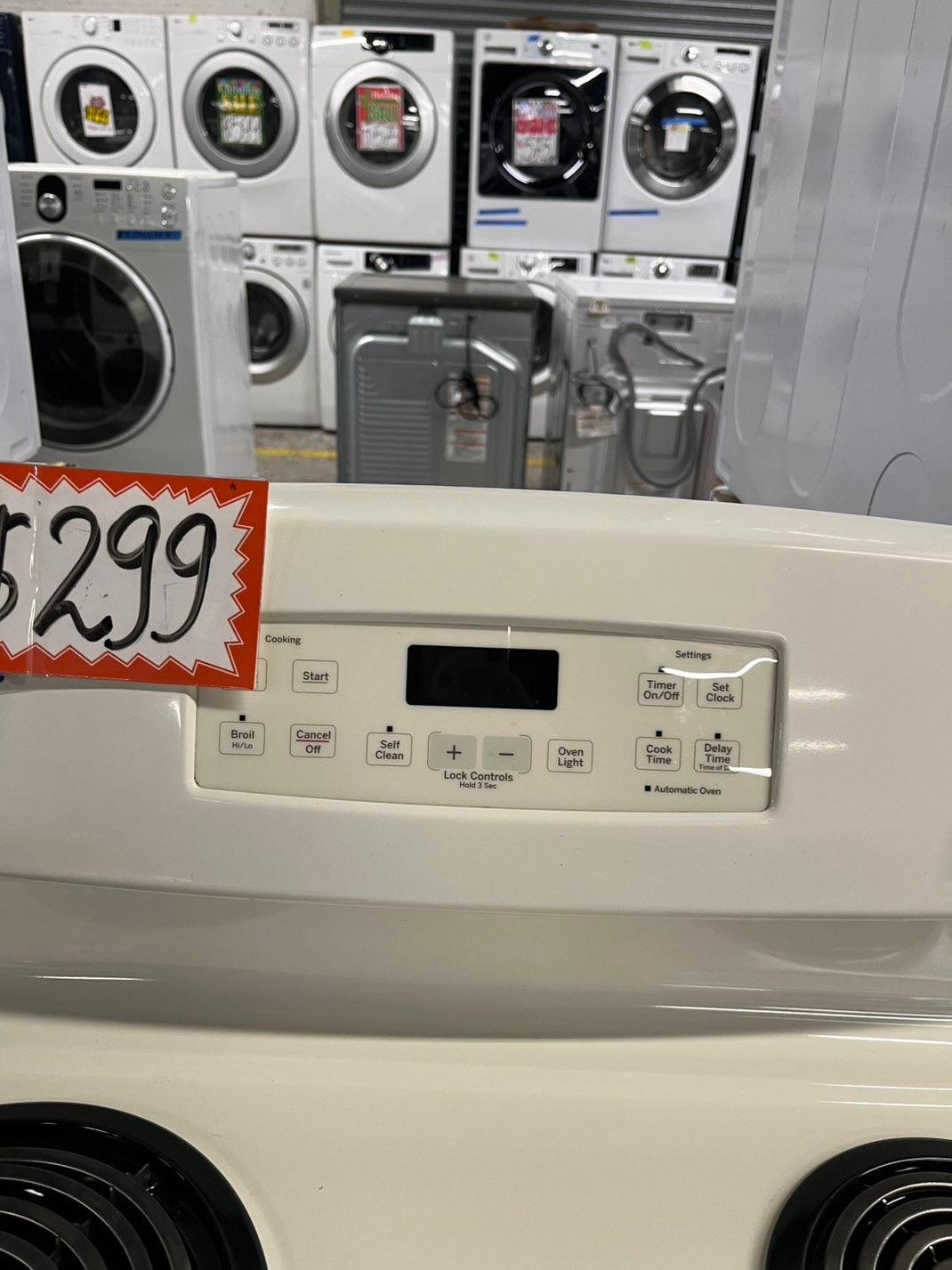 Sale‼️ Ge white off  electric coil top electric range coil 220v 4 burner Refurbished in bake Broil self clean 30" #ERRCL23B