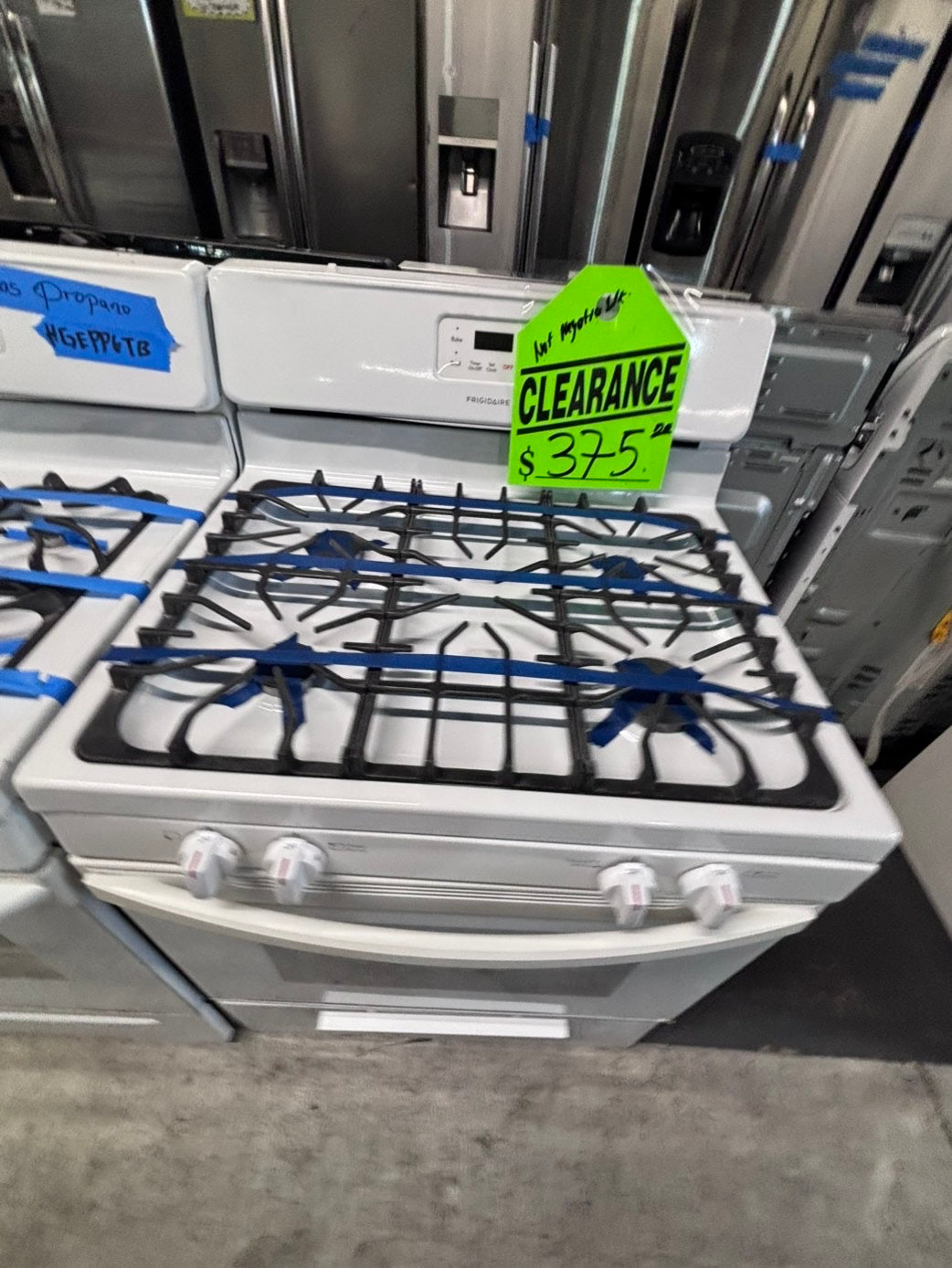>*sale🔥frigidaire Gas range 4 burner bake broil Hi/Lo self clean in  white used-Refurbished 30” #FQY662B
