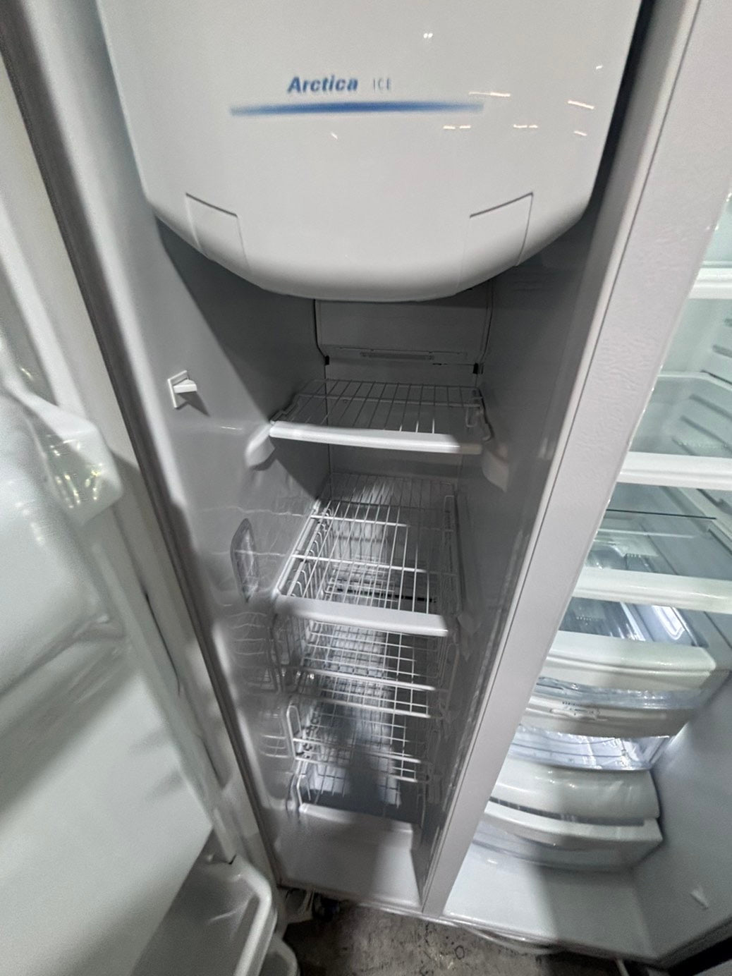 >>36” GE side by side Refrigerator and freezer white  w/ice water dispenser 36” #ARW663B