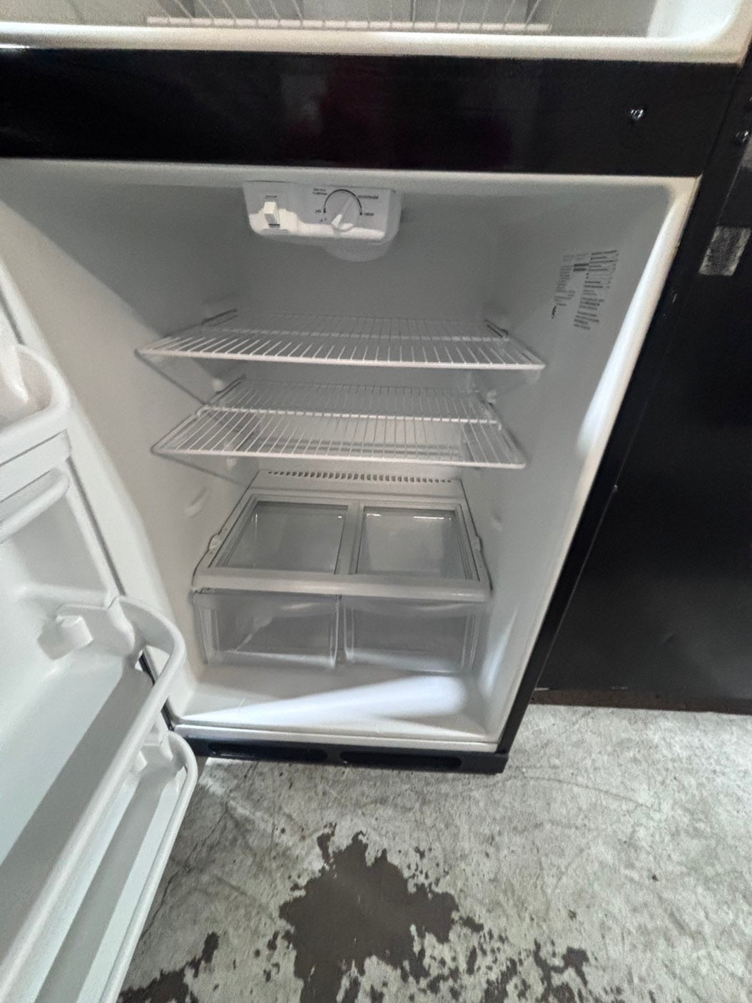 >>28”frigidaire  top freezer fridge white used-refurbished #FTFQZ1B
