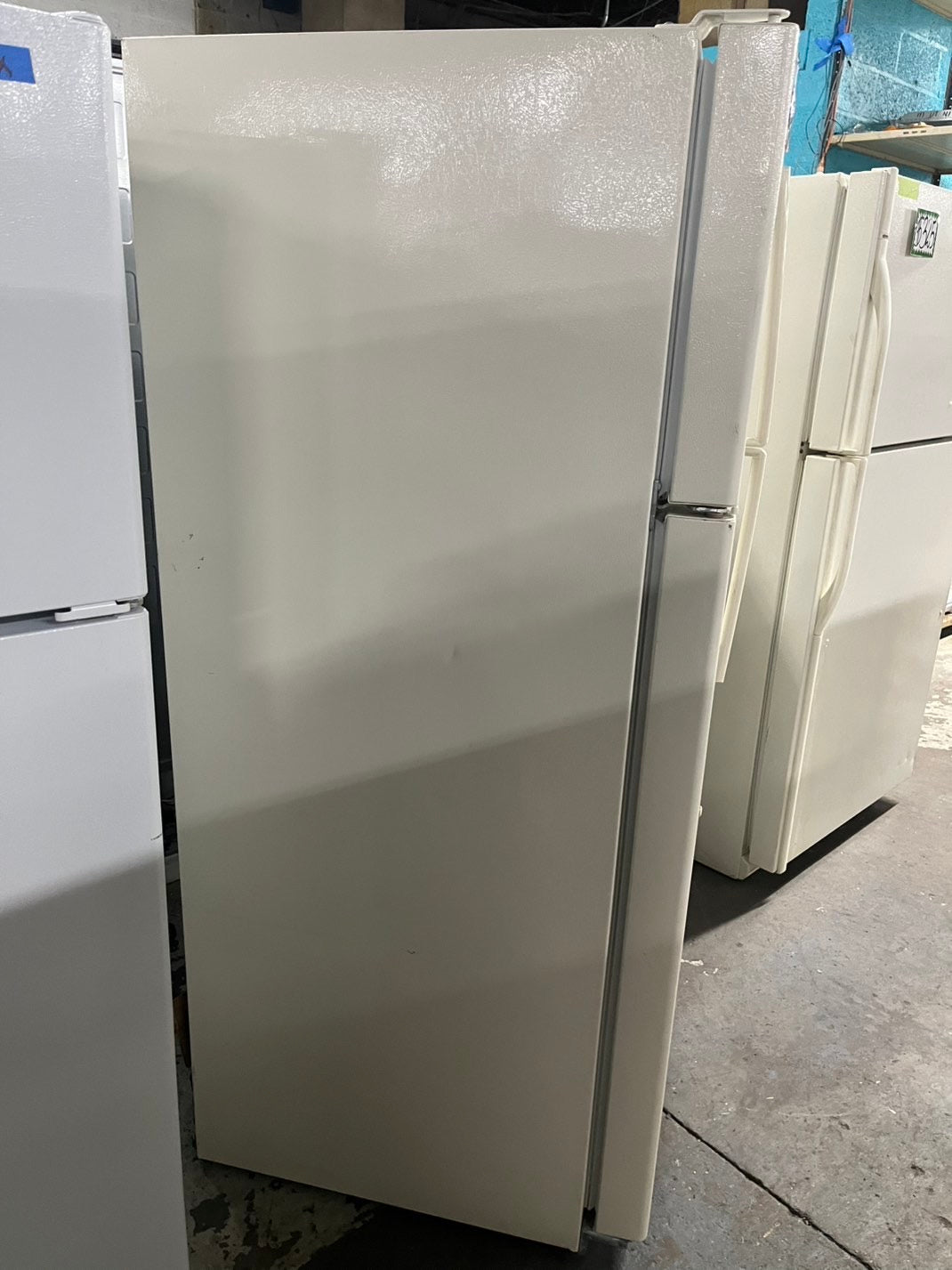 =28”Ge top freezer fridge off white used-refurbished #RFL56BB