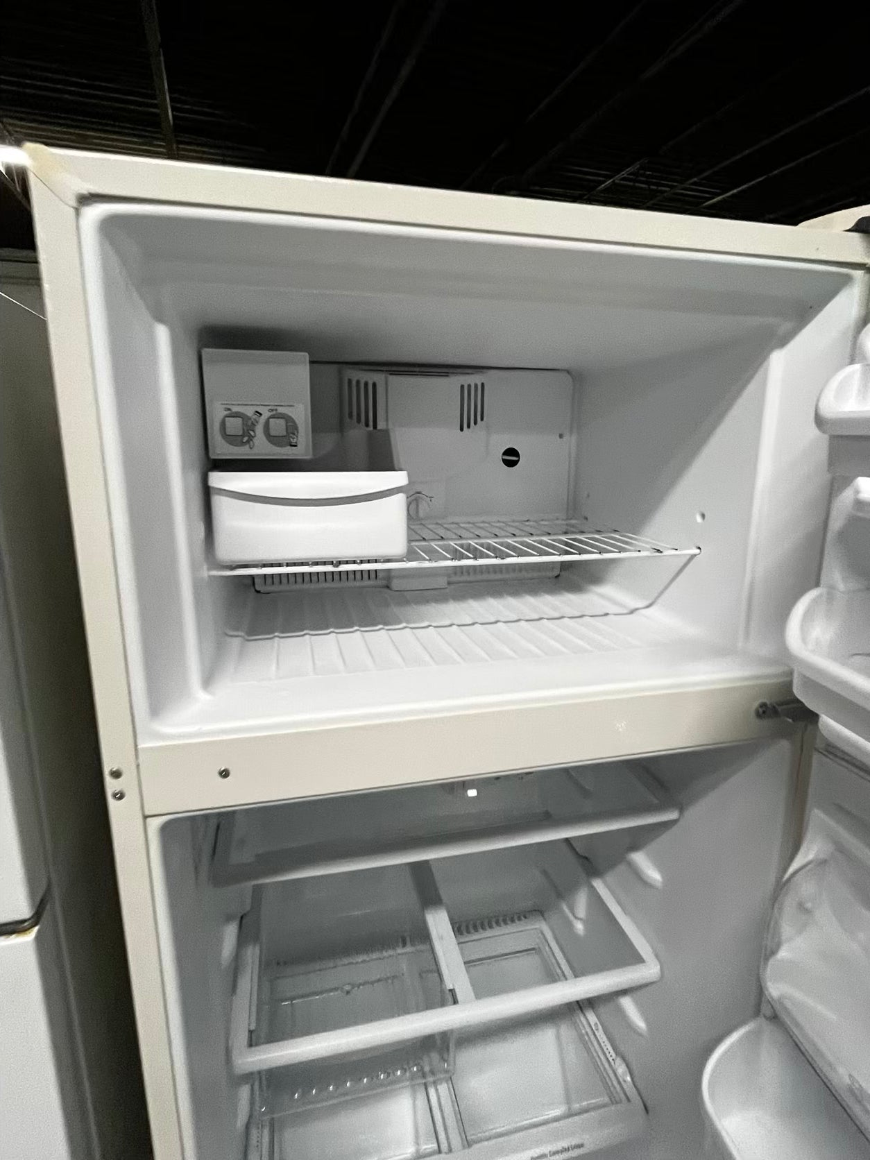 Kenmore top freezer refrigerator in off white used refurbished 30’ #RF394JB