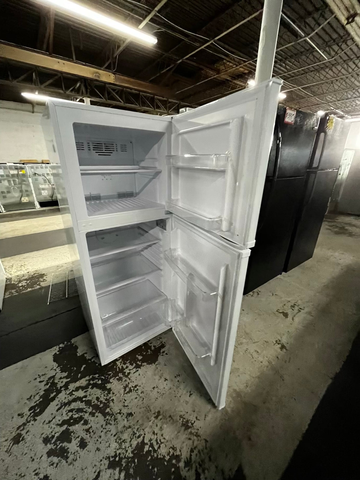 ~ Used | Refurbished Hotpoint top freezer refrigerator 24" #RF7739NB