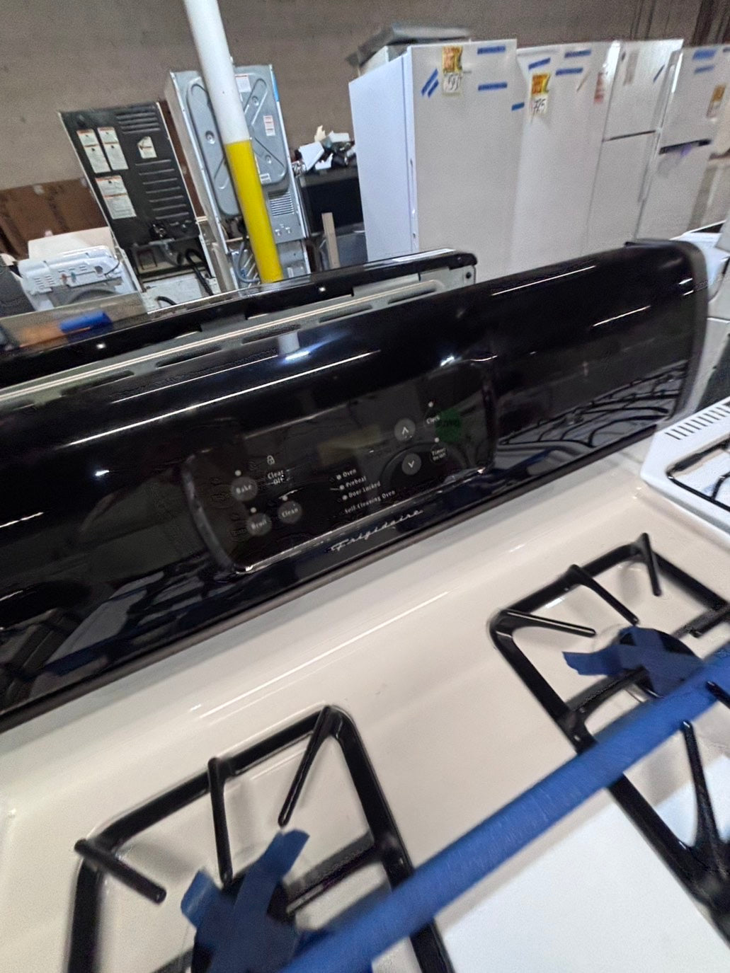 >*sale🔥frigidaire Gas range 4 burner bake broil Hi/Lo self clean in  white & black used-Refurbished 30” #FGH3D7B