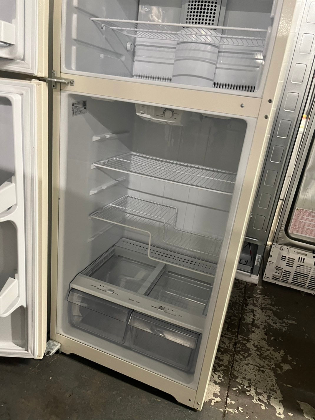 =28”Ge top freezer fridge off white used-refurbished #RFL56BB