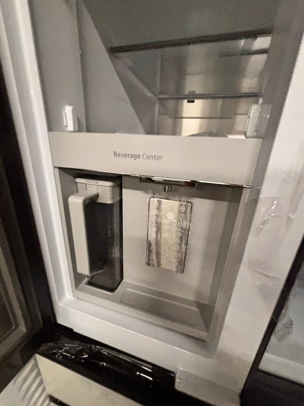 >Bespoke 4-Door French Door Smart Refrigerator, White (29 cu. ft.) Custom Bespoke 4-Door French Door Smart Refrigerator in White Glass features a Dual Ice Maker and Beverage Center with water
#RF29G2YB