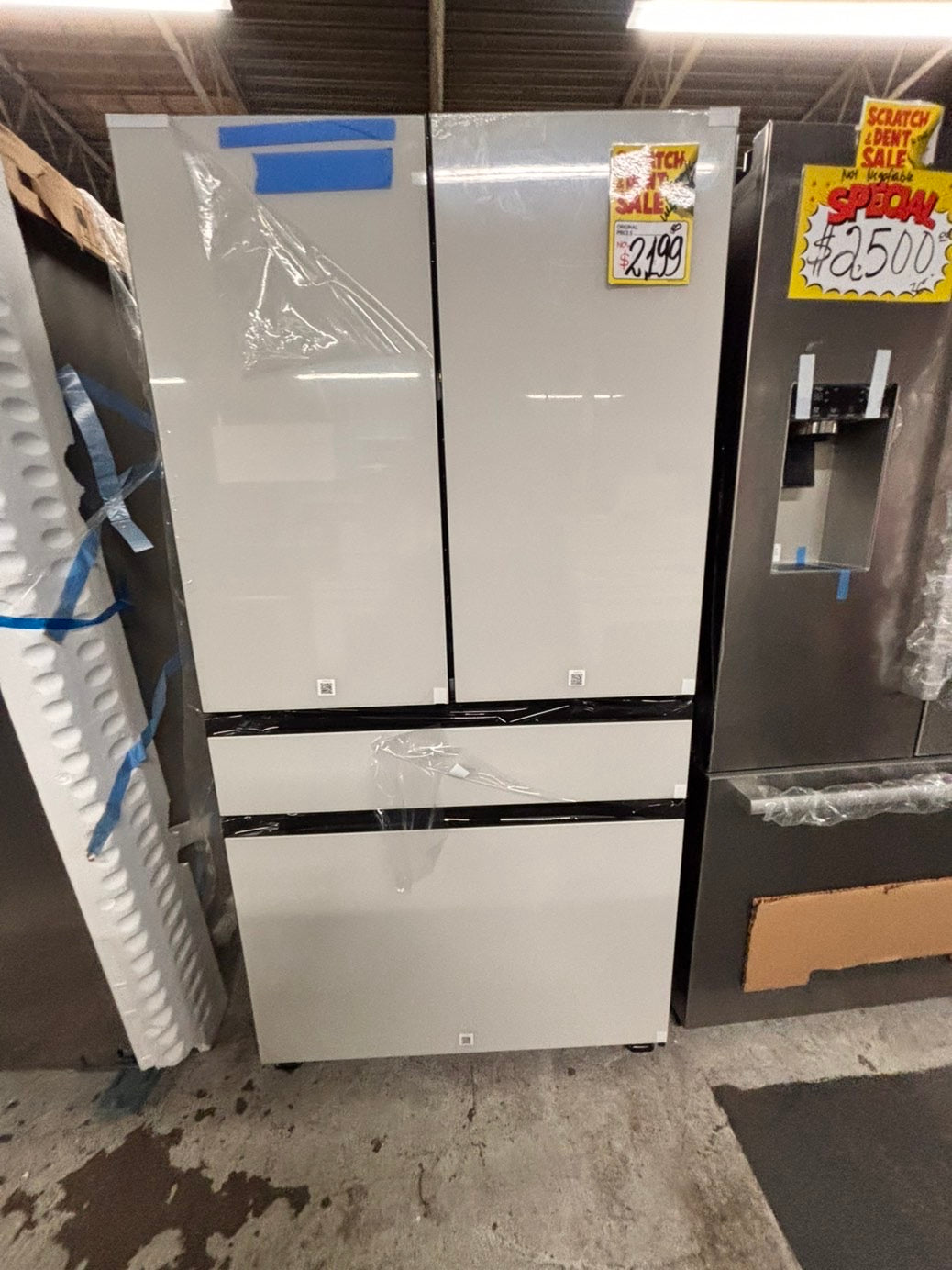 >Bespoke 4-Door French Door Smart Refrigerator, White (29 cu. ft.) Custom Bespoke 4-Door French Door Smart Refrigerator in White Glass features a Dual Ice Maker and Beverage Center with water
#RF29G2YB
