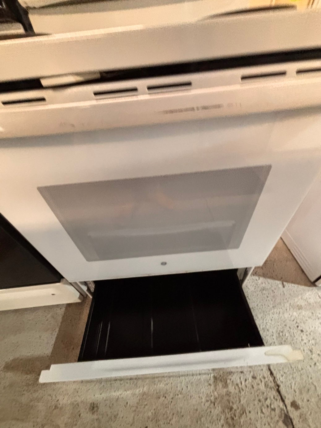 <> GE like new white electric coil top range coil 220v bake /Broil 4 burner used-Refurbished  great condition 30" #EG124B