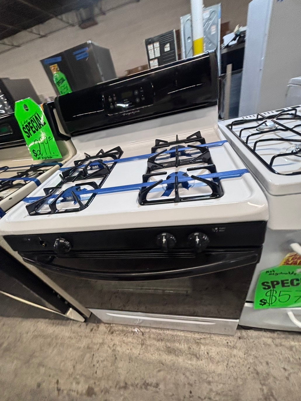 >*sale🔥frigidaire Gas range 4 burner bake broil Hi/Lo self clean in  white & black used-Refurbished 30” #FGH3D7B