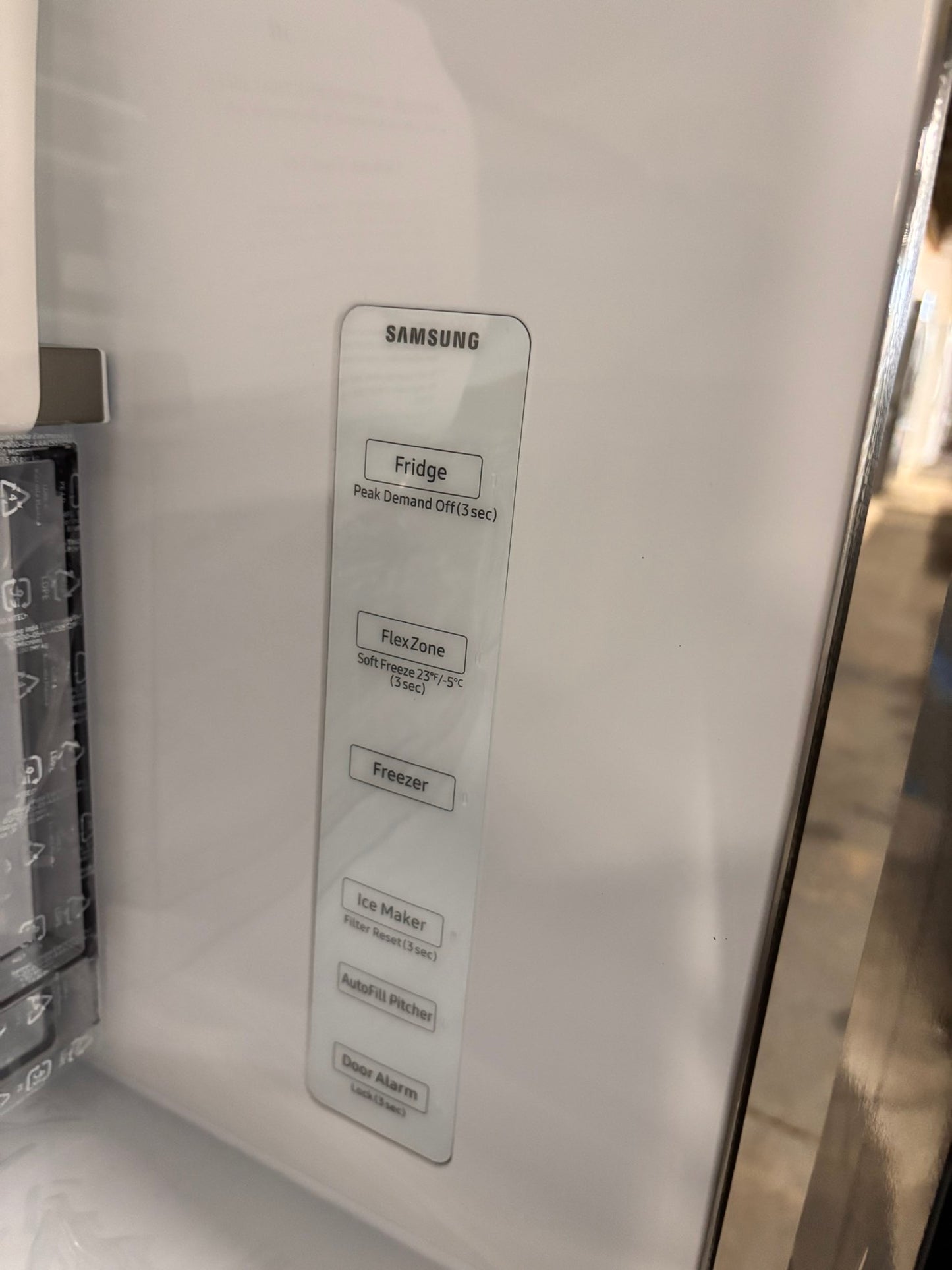 >Bespoke 4-Door French Door Smart Refrigerator, White (29 cu. ft.) Custom Bespoke 4-Door French Door Smart Refrigerator in White Glass features a Dual Ice Maker and Beverage Center with water
#RF29G2YB