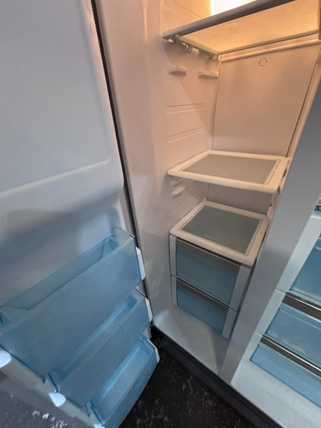 >*36”Bosch counter depth side by side doors  fridge stainless steel color  (ice maker  doesn’t work) only water 💦 dispenser works !doesn’t affect on the others functions. 36” #BS41VWB