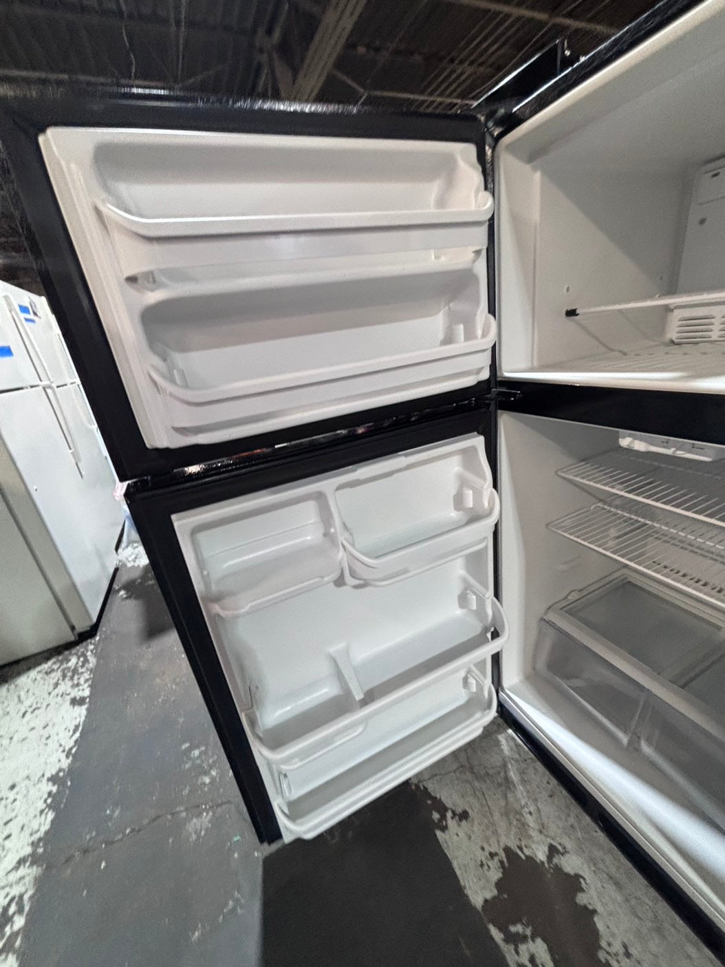 >>28”frigidaire  top freezer fridge white used-refurbished #FTFQZ1B
