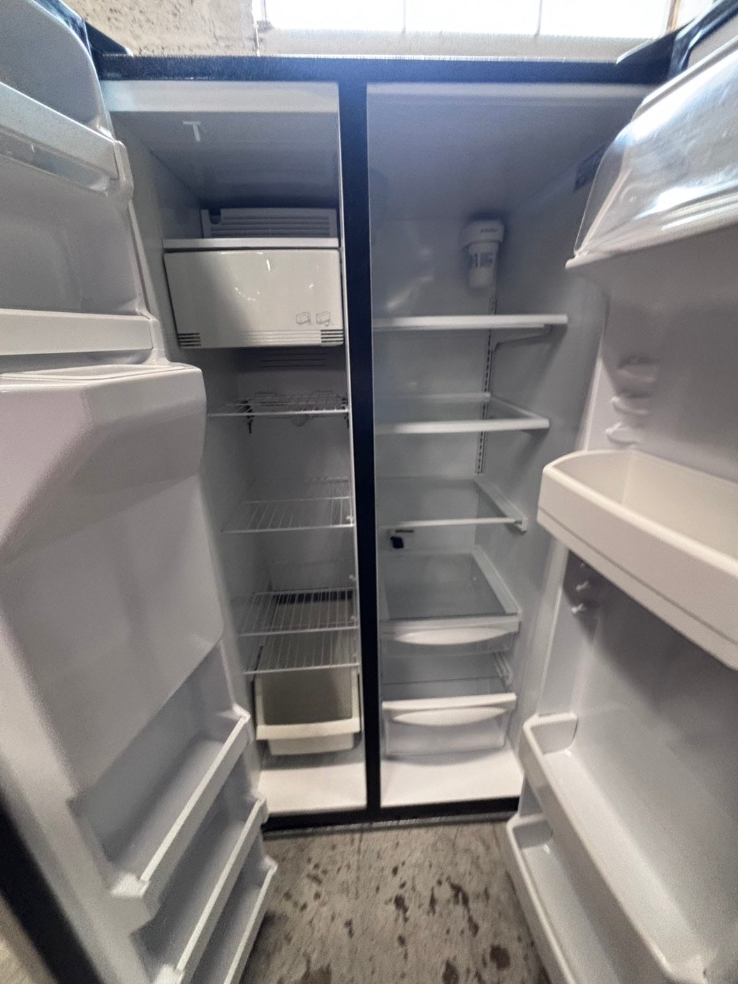 >>36” GE side by side Refrigerator and freezer silver (ice maker & water doesn’t work) doesn’t affect on the others functions.#ARW773B