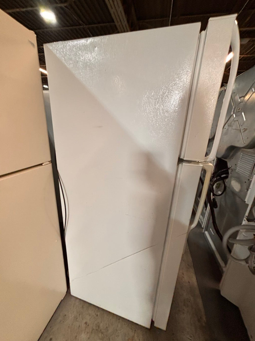 }}28”w x 68 1/2h. Whirlpool  top freezer fridge white color   With ice 🧊 maker inside ,working 💯  used-refurbished #FT6TSRB