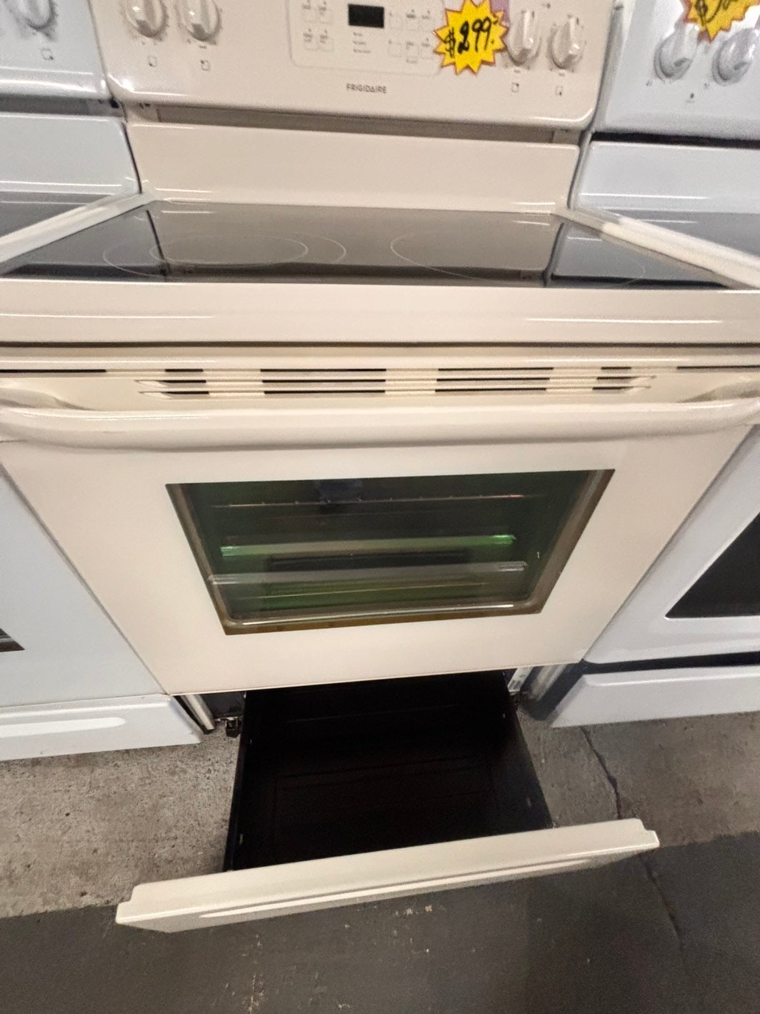 >frigidaire Glass Top electric stove white bake broil 4 burner Self clean 30” off white Refurbished #WZE796B