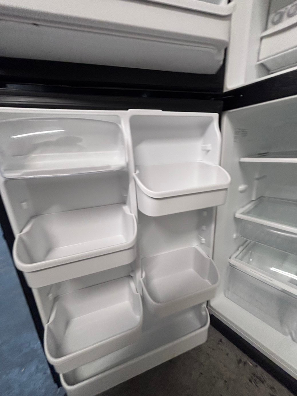 >sale🎈frigidaire  30”18cu.ft -top freezer refrigerator with ice maker black  color    -used refurbished 30” #FF9876B