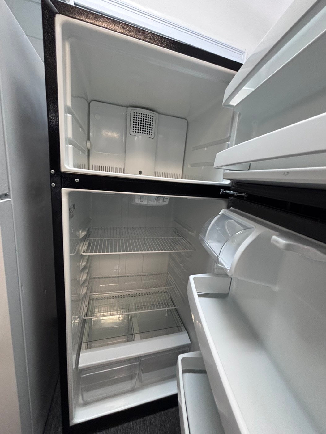 >Hot point  28”top freezer fridge black used-refurbished #HJX13B