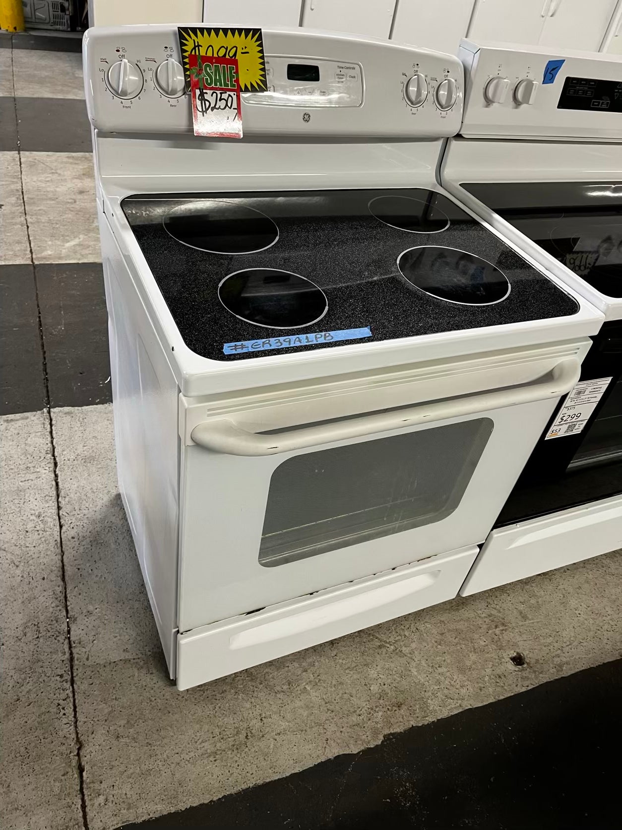 * 🎉 Holidays Sale ⚡️ GE  glass top electric range 220v 4 burner Refurbished in white  bake Broil   30" #ER39A1PB