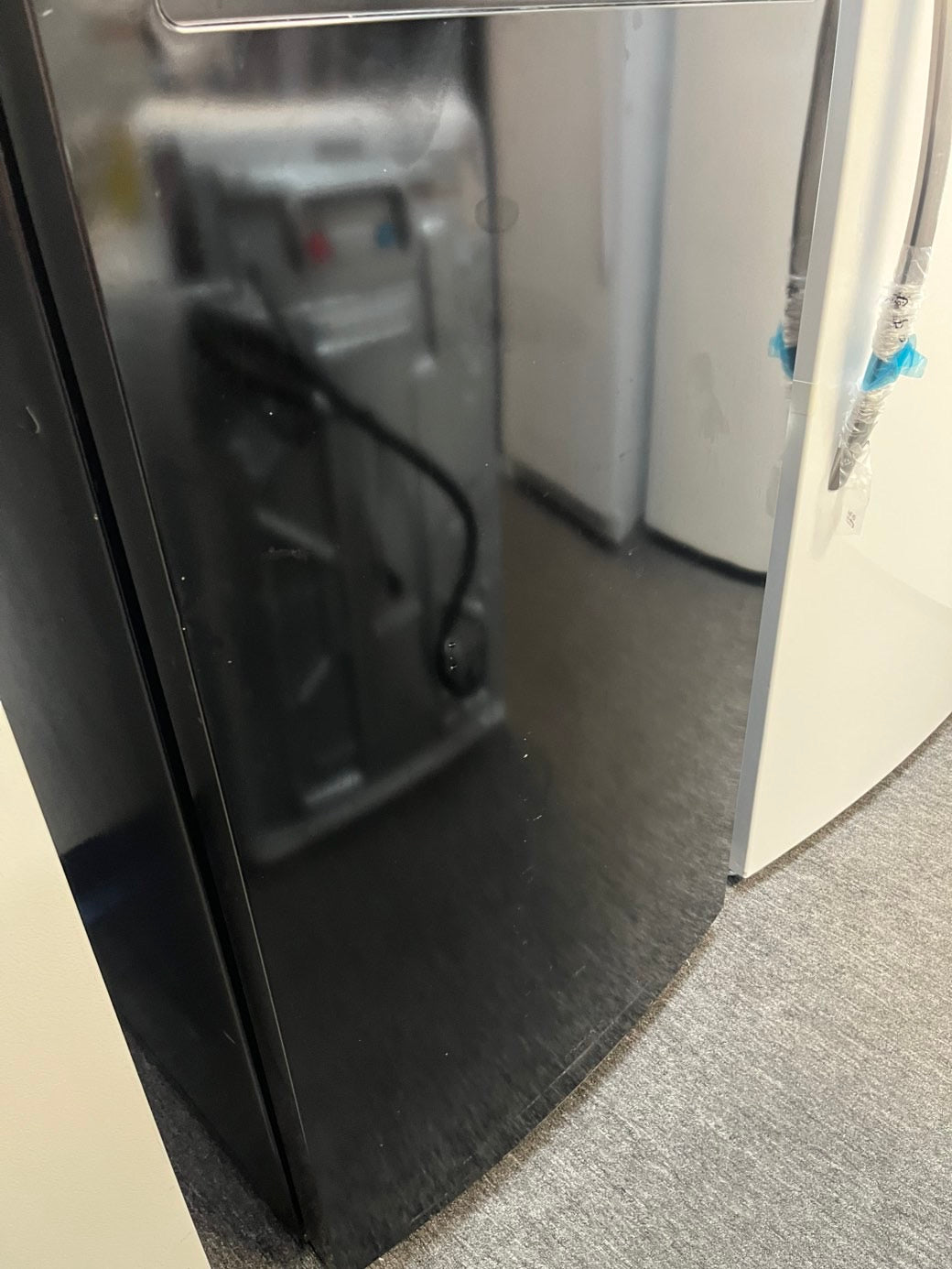 =•28” whirlpool top freezer fridge BLACK used-refurbished #RFWHBLB28L