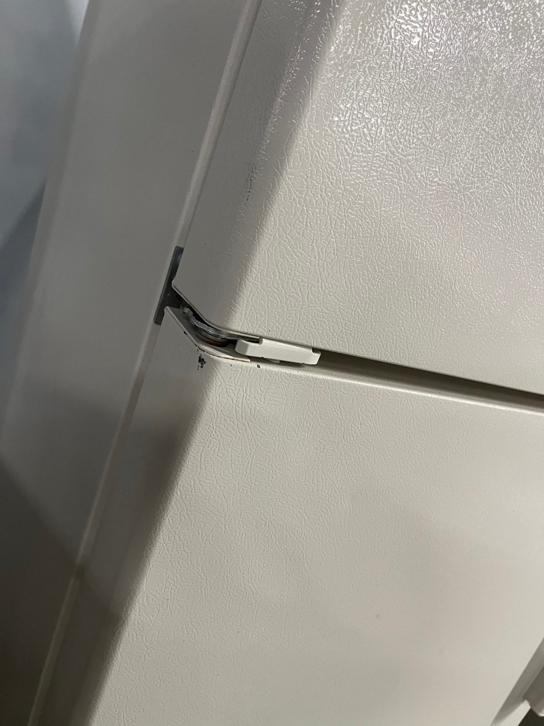 =28”Ge top freezer fridge off white used-refurbished #RFL56BB