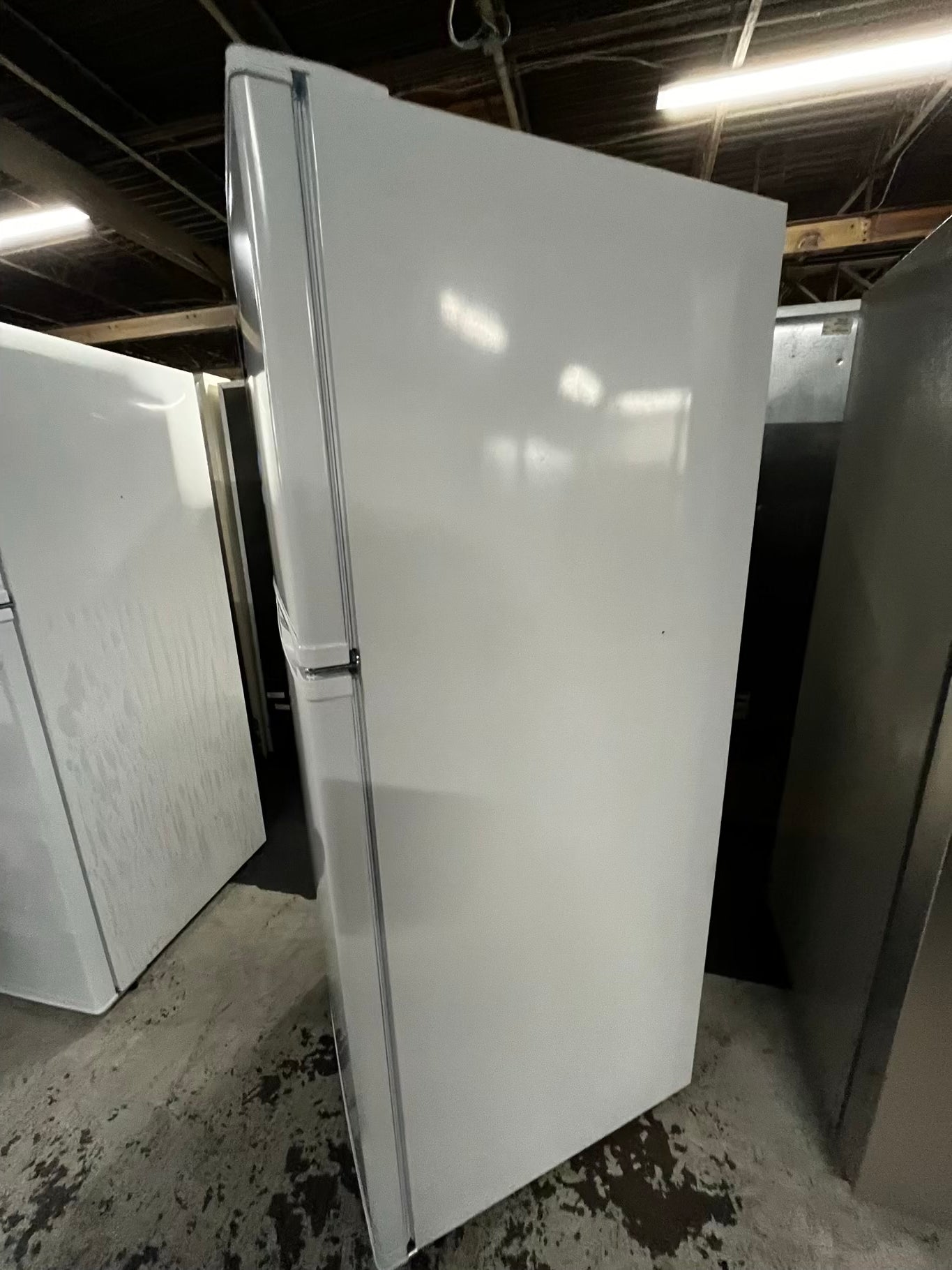 ~ Used | Refurbished Hotpoint top freezer refrigerator 24" #RF7739NB