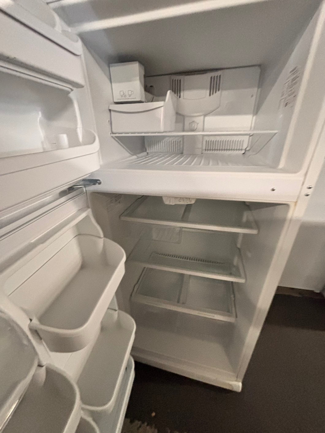 >sale🎈Kenmore 30”18cu.ft -top freezer refrigerator with ice maker inside white color              -used refurbished 30” #PZX2R6B