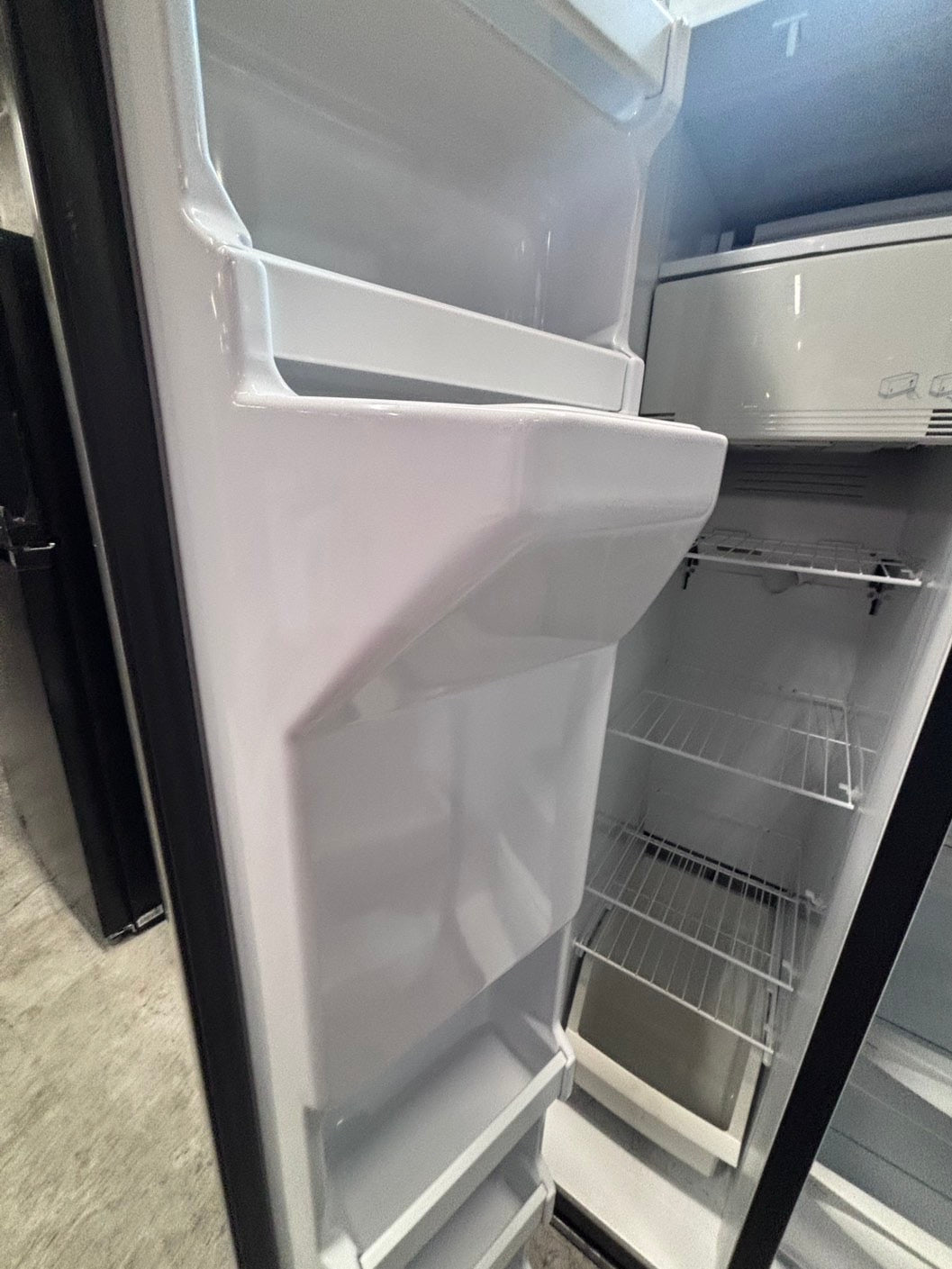 >>36” GE side by side Refrigerator and freezer silver (ice maker & water doesn’t work) doesn’t affect on the others functions.#ARW773B