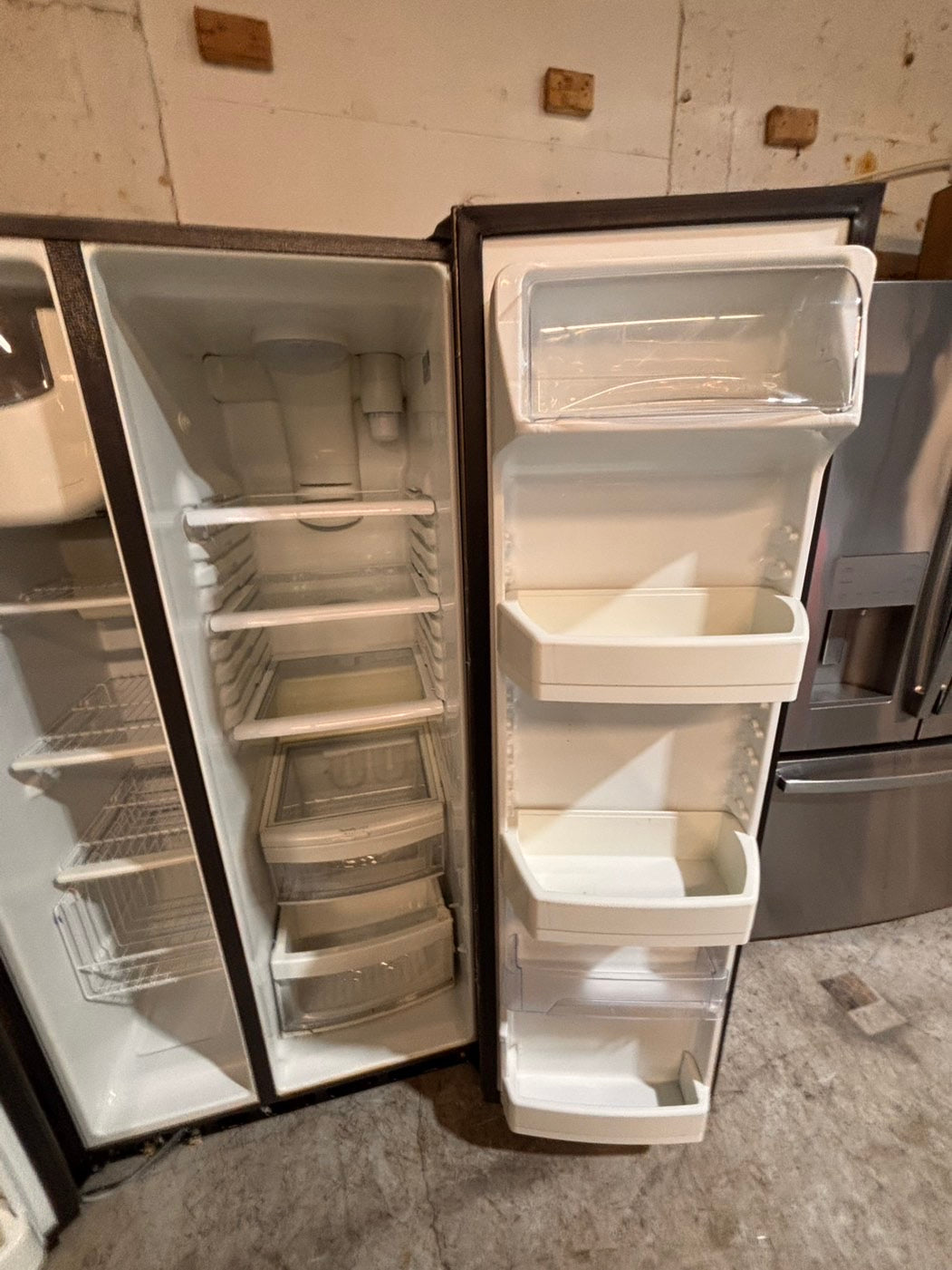 >*CLEARANCE🔥🔥GE Side x side  36”x 69”h x 29depth ,Refrigerator slate  with ice maker & water dispenser /. 36” 26cu.ft used-Refurbished. Item number  #RFU114B