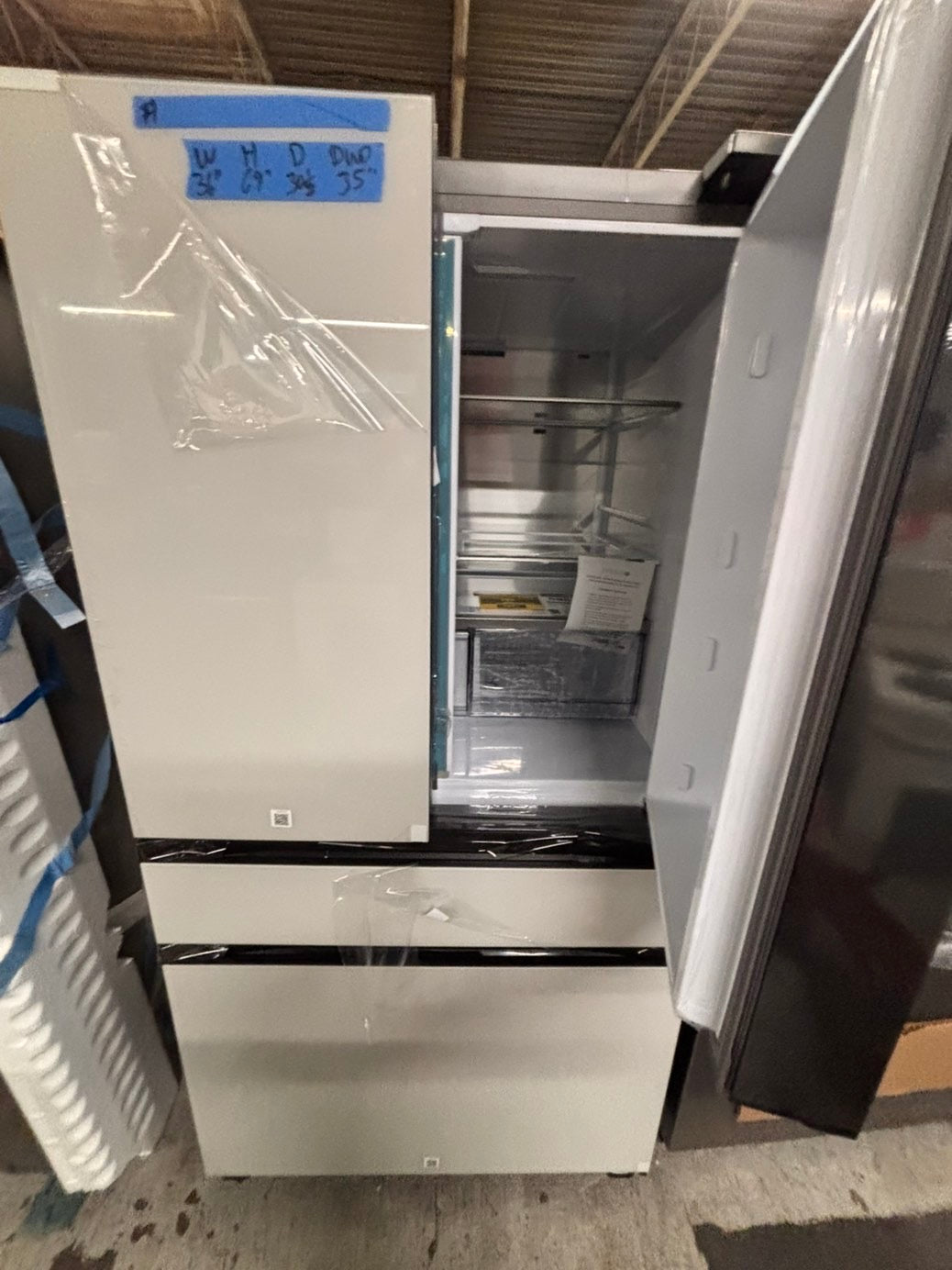 >Bespoke 4-Door French Door Smart Refrigerator, White (29 cu. ft.) Custom Bespoke 4-Door French Door Smart Refrigerator in White Glass features a Dual Ice Maker and Beverage Center with water
#RF29G2YB