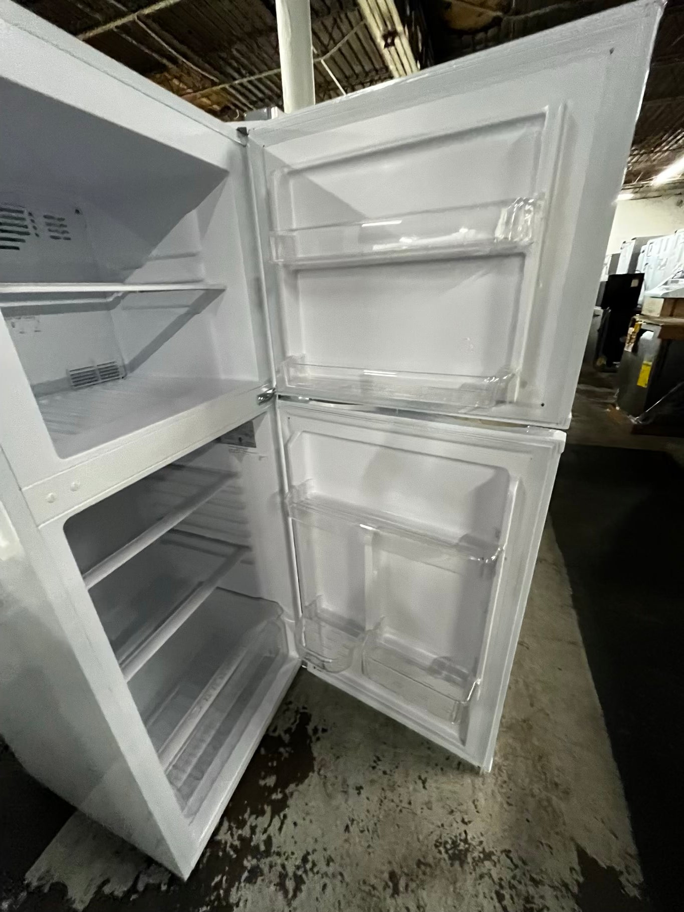 ~ Used | Refurbished Hotpoint top freezer refrigerator 24" #RF7739NB
