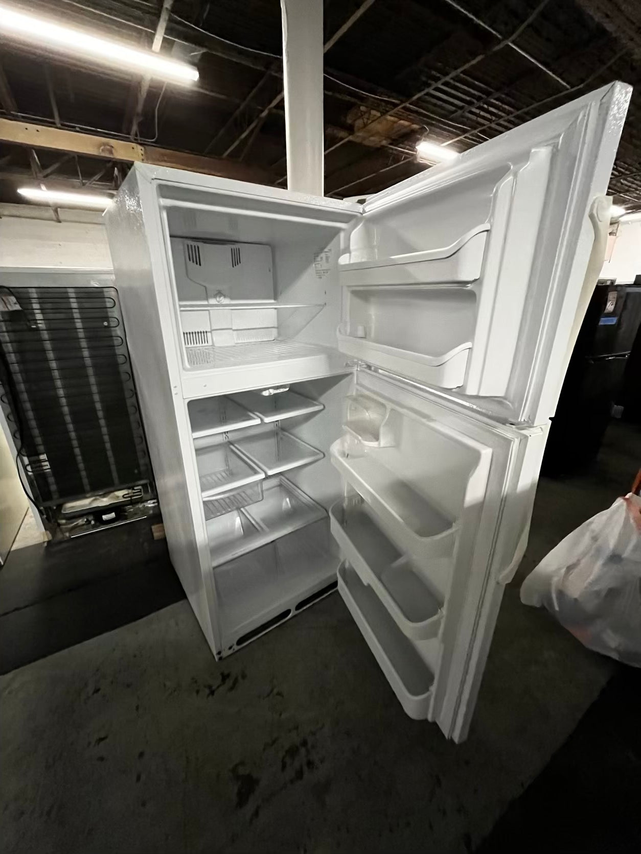 🎄Holiday Sale 🎁” Frigidaire top freezer refrigerator in  white used refurbished 30’ #RF46692B