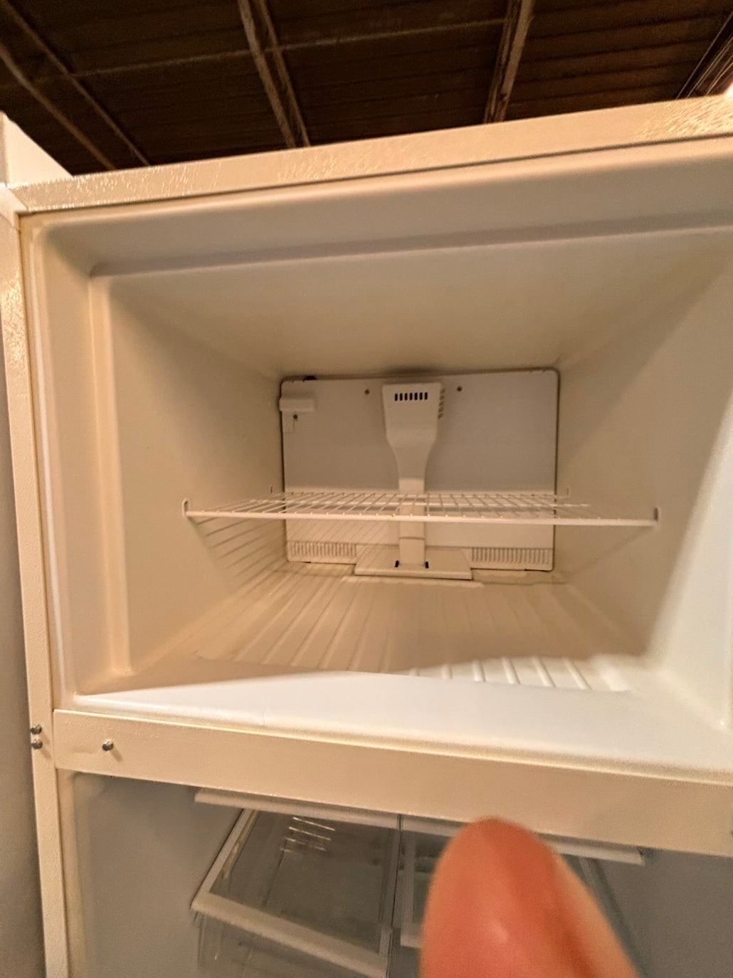 }}clearance 🔥whirlpool off white 30”x 66”heigth x 29depth 18cu.ft top freezer refrigerator (missing 1 leg )          used refurbished working 💯 with warranty #TFBZ76B