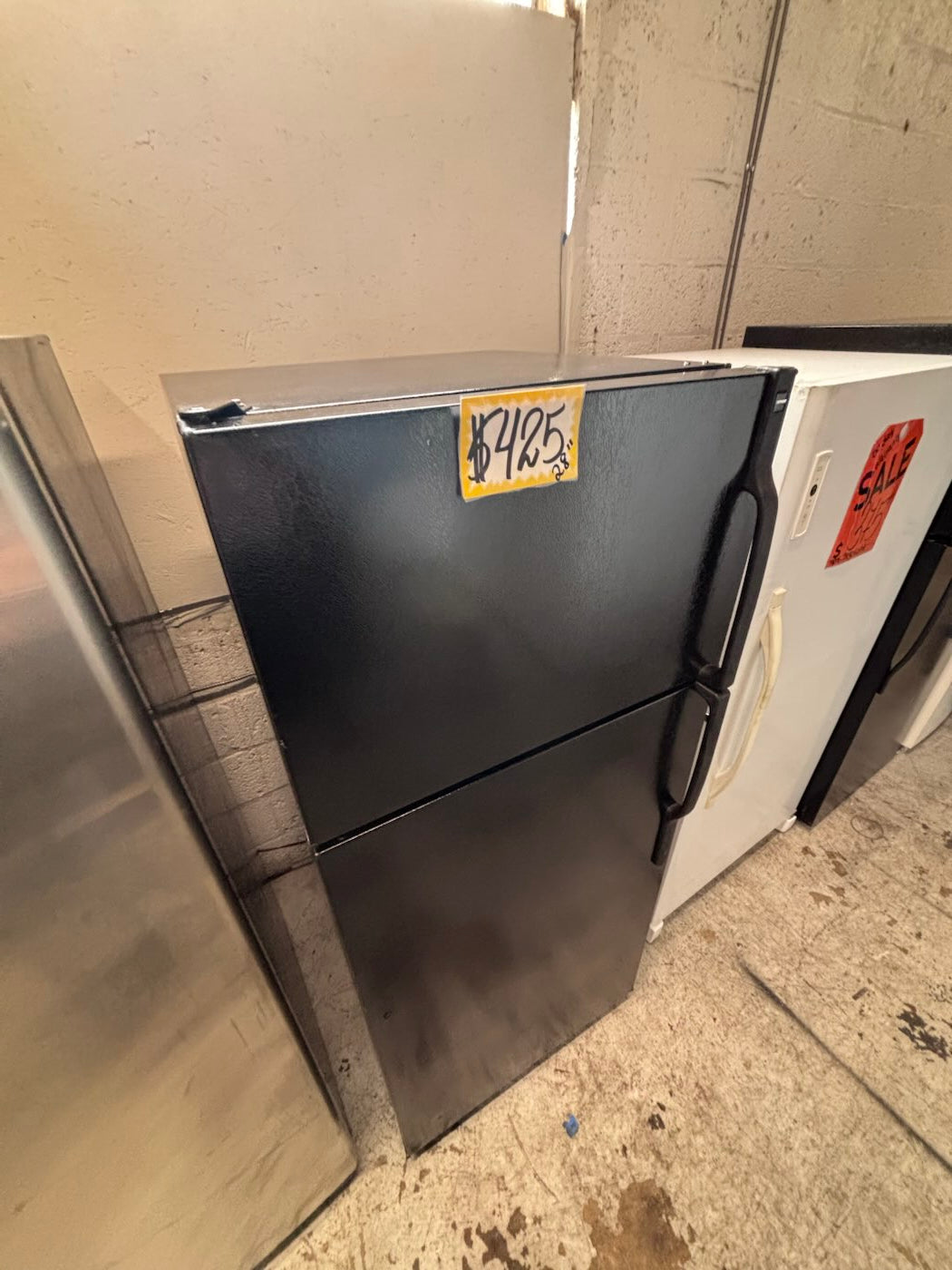 }28”w x 68 1/2h.GE   top freezer fridge  ,black  working 💯  used-refurbished #FT21SRB